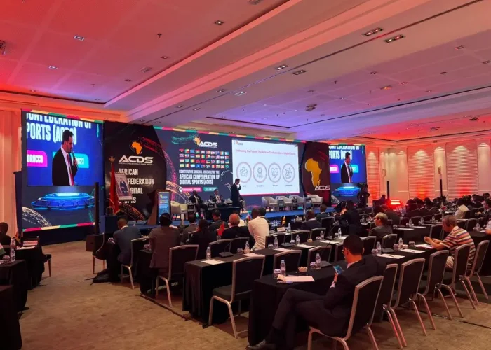 Salle de conférence équipée avec système audiovisuel professionnel pour événements d'entreprise