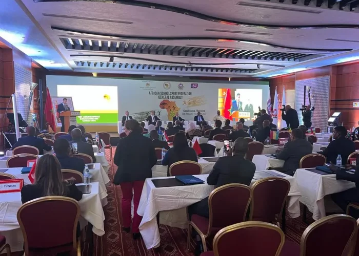 Salle de conférence avec technologies audiovisuelles interactives pour séminaires et présentations