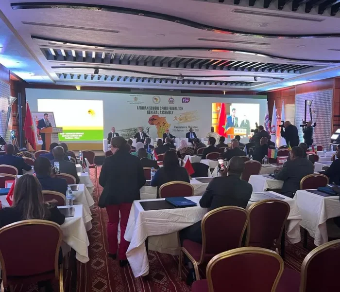 Salle de conférence avec technologies audiovisuelles interactives pour séminaires et présentations