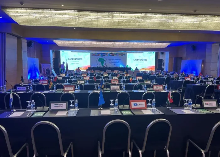 Salle de conférence avec solutions audiovisuelles pour événements de grande capacité
