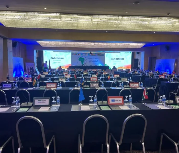 Salle de conférence avec solutions audiovisuelles pour événements de grande capacité