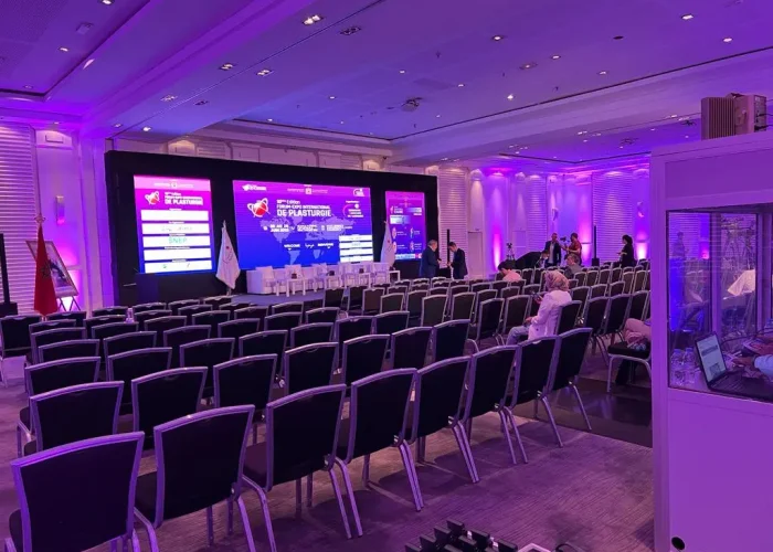 Salle de conférence avec projecteur HD et système audio professionnel