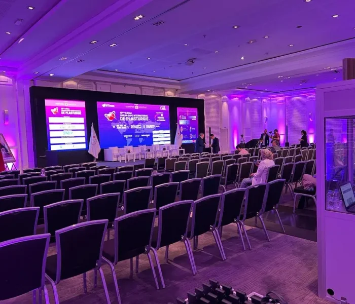 Salle de conférence avec projecteur HD et système audio professionnel