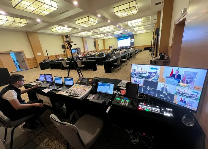Salle de conférence moderne avec systèmes de sonorisation et projection