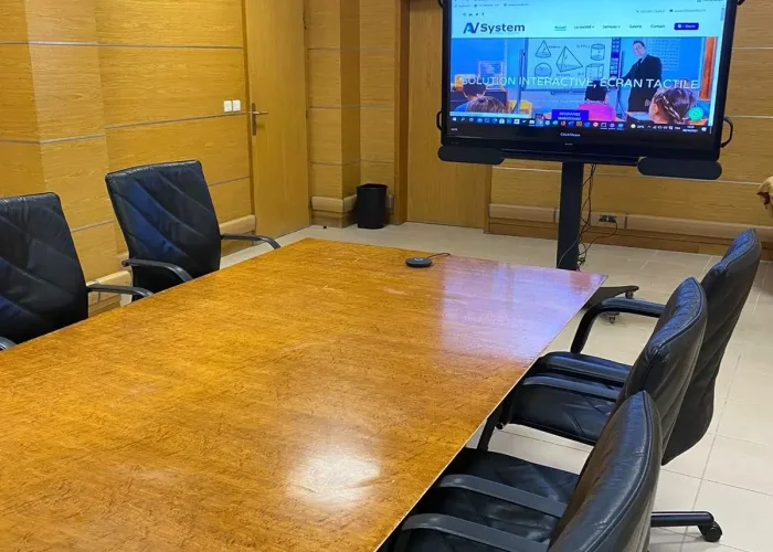 Salle de réunion moderne avec équipements de visioconférence professionnels