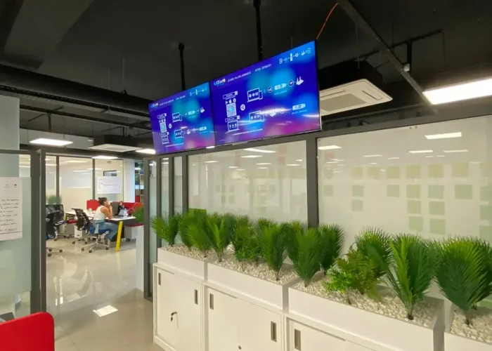 Espace entreprise moderne avec équipements audiovisuels pour conférences et réunions