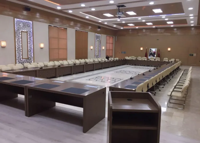 Salle de réunion avec installation audiovisuelle complète, conçue pour les conférences et réunions professionnelles.